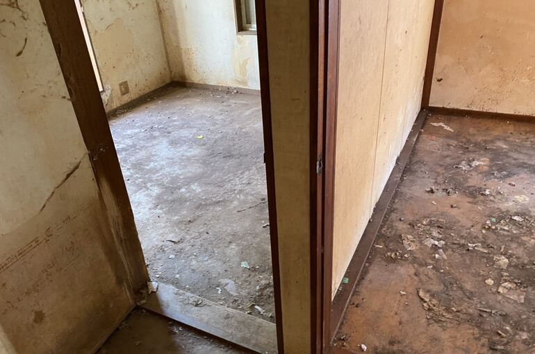 部屋入り口befor